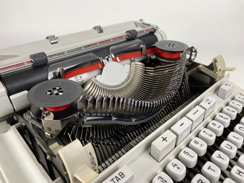 Hermes 3000 Typewriter image 5