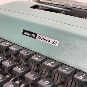 Olivetti Lettera 32 Typewriter image 7