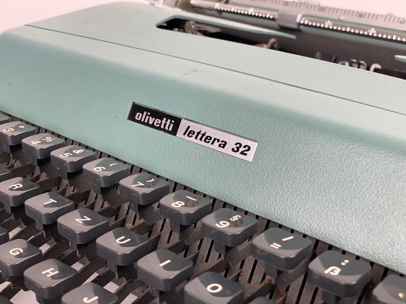 Olivetti Lettera 32 Typewriter image 7