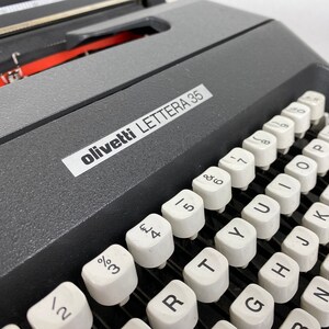 Olivetti Lettera 35 Typewriter image 5