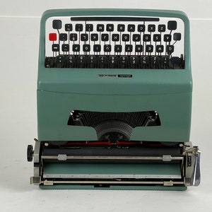 Olivetti Lettera 32 Typewriter image 2