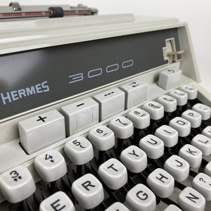 Hermes 3000 Typewriter image 7