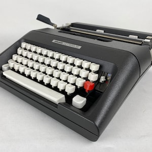 Olivetti Lettera 35 Typewriter image 3