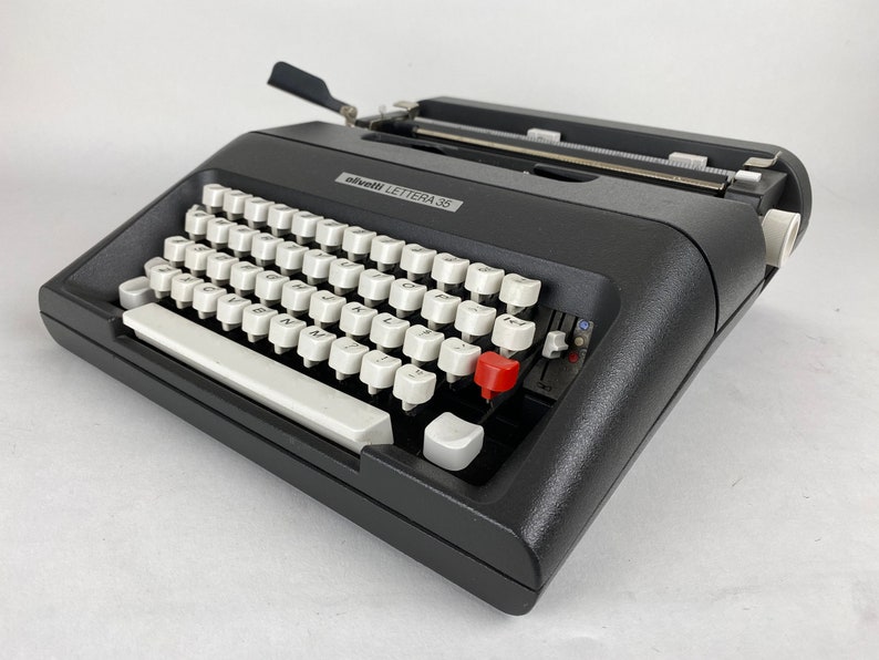 Olivetti Lettera 35 Typewriter image 3