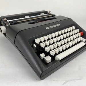 Olivetti Lettera 35 Typewriter image 2