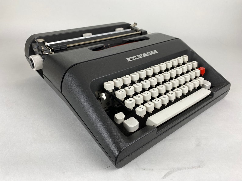 Olivetti Lettera 35 Typewriter image 2