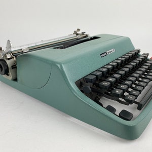 Olivetti Lettera 32 Typewriter image 4