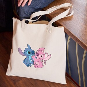 以下が含まれることがあります： ディズニー映画リロ＆スティッチのスティッチとエンジェルが描かれた、白地のキャンバス地のトートバッグです。スティッチは青色、エンジェルはピンク色で描かれています。