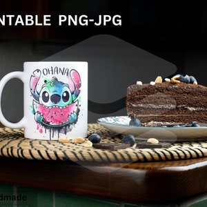 以下が含まれることがあります： 白いセラミック製のマグカップに、スイカを食べている青い漫画のキャラクターが描かれています。キャラクターは青いシャツを着ており、その上に「オハナ」という言葉が書かれています。マグカップは、ブルーベリーをトッピングしたチョコレートケーキの隣に、編まれたマットの上に置かれています。
