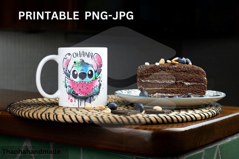 以下が含まれることがあります： 白いセラミック製のマグカップに、スイカを食べている青い漫画のキャラクターが描かれています。キャラクターは青いシャツを着ており、その上に「オハナ」という言葉が書かれています。マグカップは、ブルーベリーをトッピングしたチョコレートケーキの隣に、編まれたマットの上に置かれています。