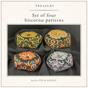 Può includere: Un set di quattro puntaspilli biscornu ottagonali con intricati ricami a punto croce su tessuto nero. Ogni pezzo presenta motivi floreali e geometrici unici in fili dorati, arancioni, rossi, blu e argento con un bottone centrale.