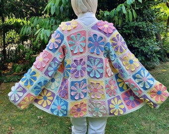 Puede incluir: Un cárdigan de ganchillo con un colorido patrón floral. El cárdigan está hecho de un hilo suave y ligero y presenta un ajuste holgado y fluido. El cárdigan es perfecto para superponer sobre una camiseta o un vestido.