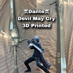 以下が含まれることがあります： Devil May Cryの3Dプリント製シルバーソードレプリカ。髑髏型のクロスガードと番号付きの組み立てパーツが特徴。Dante Devil May Cry 3D Printedというテキストの下に、剣を持つキャラクターの小さなフィギュアが配置されている。