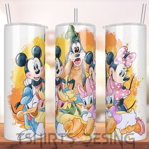 Peut inclure: Un gobelet en acier inoxydable blanc avec une image de dessin animé colorée de Mickey Mouse, Minnie Mouse, Donald Duck, Dingo et Pluto. L'arrière-plan est un motif de peinture éclaboussée jaune et orange.