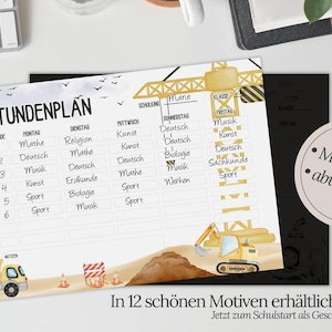 Puede incluir: Un horario escolar con un tema de construcción. El horario blanco tiene un encabezado negro con la palabra "STUNDENPLAN". El horario incluye materias como matemáticas, alemán y música. Una excavadora y un camión volquete amarillos en la parte inferior.