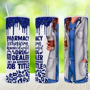 Può includere: Un bicchiere bianco e blu con cannuccia. Il design include una parte superiore blu glitterata, una grafica di tecnico di farmacia, un camice da medico e il testo "Pharmacy Technician because educated drug dealer isn't an appropriate job title."