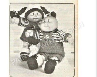 Conjuntos para bonecas Cabbage Patch, incluindo macacão, camisa, sapatos, faixa de cabelo e receita de tricô. Disponível para download instantâneo em PDF e com preço quase grátis.