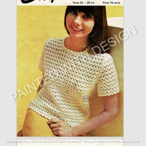 Puede incluir: Un patrón de crochet para una blusa con fondo blanco y diseño geométrico. El patrón es para las tallas 32-38 pulgadas y cuesta 18 centavos.