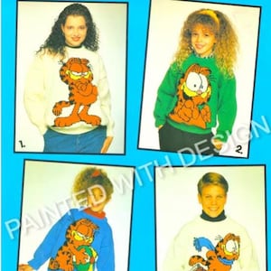 Puede incluir: Cuatro patrones de tejido diferentes con Garfield el gato. Cada patrón muestra una pose diferente de Garfield, incluyendo sosteniendo una pelota de baloncesto, patinando sobre hielo y de pie con los brazos cruzados. Los patrones están etiquetados con los números del 1 al 4.