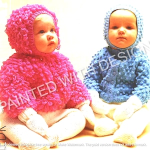 Puede incluir: Dos chaquetas de punto para bebé con gorros a juego. Una chaqueta es rosa con un punto texturizado y la otra es azul con un punto texturizado.