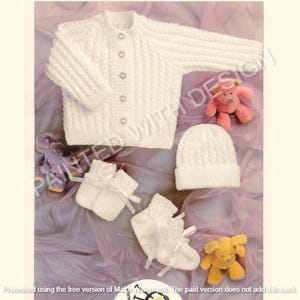 Pode incluir: Um conjunto de tricô branco para bebê composto por um casaco, um chapéu e botinhas. O casaco tem fecho de botão e um padrão de tricô trançado. O chapéu e as botinhas também são de tricô trançado.
