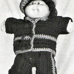 Tenues pour poupées Cabbage Patch : blazer croisé, pantalon, béret et chaussures. Patron PDF au crochet à télécharger instantanément.