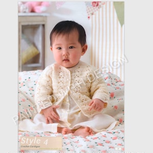 以下が含まれることがあります： クリーム色の、前開きのベビー用かぎ針編みカーディガンを着た赤ちゃん。カーディガンは繊細なレース模様で、白いドレスと合わせています。画像はかぎ針編みのパターンブックからで、「Style 4 Crochet Cardigan」というテキストが入っています。