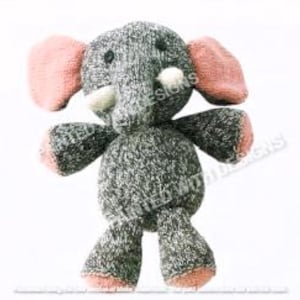 Może przedstawiać: Ręcznie robiona, dziergana zabawka w kształcie słonia w kolorach szarym i różowym. Słoń ma duże różowe uszy, białą trąbę i małe czarne oczy. Zabawka stoi, prezentując swoją dzianą fakturę i wzór.