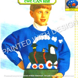 Puede incluir: Un suéter azul tejido con un diseño de tren y nubes blancas. El tren es negro con detalles rojos y blancos. El suéter tiene una banda verde en la parte inferior y un cuello alto blanco debajo. El texto "ewe CAN knit" está en la parte superior.