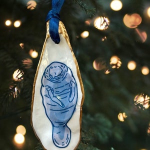Decorazione natalizia a forma di lamantino in blu e bianco, decorazione con conchiglie di ostriche in decoupage, regalo per gli amanti dei lamantini, decorazione a forma di dugongo, regalo di vita marina
