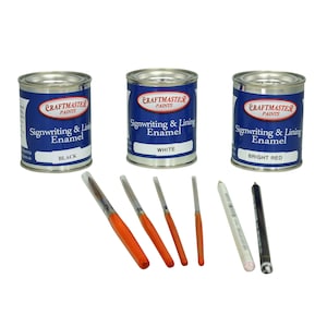 Peut inclure: Trois boîtes de peinture émail Craftmaster Signwriting & Lining en noir, blanc et rouge vif. Les boîtes sont disposées en rangée de gauche à droite. Il y a aussi cinq pinceaux et un marqueur noir.