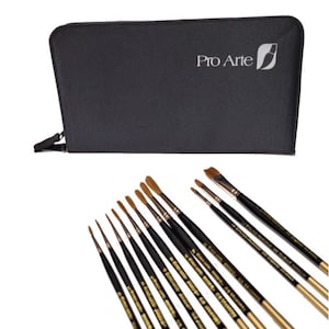 Könnte beinhalten: Ein Set mit 12 Pro Arte Serie 3000 Pinseln in einem schwarzen Reißverschluss-Etui. Die Pinsel haben schwarze Griffe mit goldenen Beschriftungen und sind in einer Reihe auf weißem Hintergrund angeordnet.