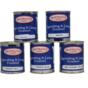 Peut inclure: Cinq boîtes de peinture Craftmaster Signwriting & Lining Enamel dans les couleurs noir, blanc, rouge vif, bleu français et jaune chrome moyen.