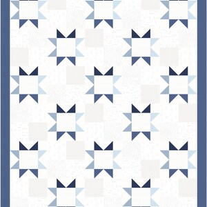 Può includere: Una trapunta bianca con un motivo ripetuto di stelle blu e azzurre e blocchi quadrati. La trapunta ha un bordo blu scuro. Le stelle sono composte da triangoli e un quadrato centrale, creando un design geometrico.