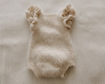 Ren mjuk volangsparkdräkt, fluffig ekologisk bomull handgjord nyföddoverall, stickad välkomstgåva eller babyshowerpresent, naturliga fotorekvisita