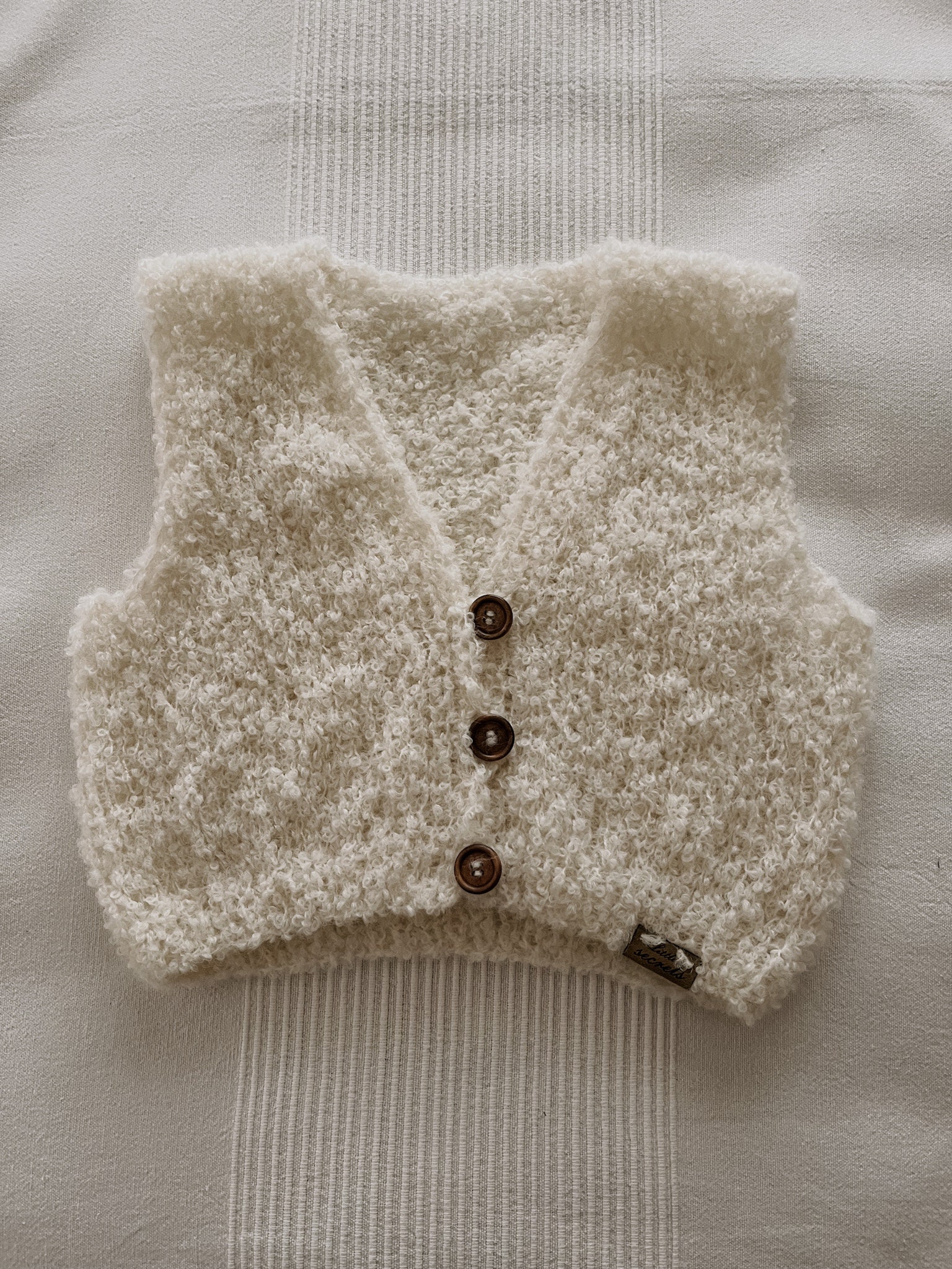 Boucle Weste 1-3 Jahre, gestrickte Babyweste, handgemachte Babykleidung, stylische Kinderaccessoires, Babyausstattung, einzigartiges Geschenk, Geschenkidee, Alpaka