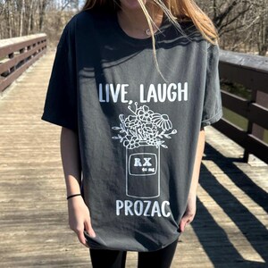 T-shirt couleurs confort Prozac rire en direct, chemise humour adulte, chemise bouteille de pilules drôle, t-shirt graphique meme, vêtements esthétiques pour femmes