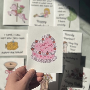 Gâteau rose avec carte d'anniversaire cerises, carte de gâteau d'anniversaire, art rose poney, art culinaire original, carte d'anniversaire avec enveloppes