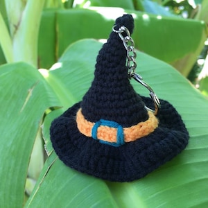 Zerfetzter Hexenhut Schlüsselanhänger, Gothic häkeln Halloween, Gruselsaison, Zaubererhut, Süßes oder Saures, Halloween Geschenk, Amigurumi Hexenhut