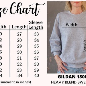 Puede incluir: Tabla de tallas para una sudadera Gildan 18000 Heavy Blend, con medidas en pulgadas. La tabla incluye tallas de la S a la 5XL, con las medidas correspondientes de ancho, largo y largo de manga. Una persona lleva la sudadera.