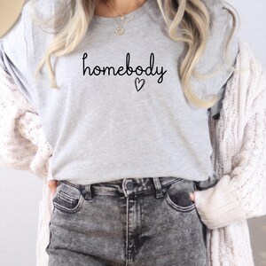 Camiseta Homebody: Camisa cómoda de corte relajado (Unisex, tallas para mujer, varios colores) imagen 5