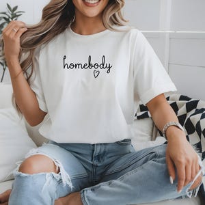 Camiseta Homebody: Camisa cómoda de corte relajado (Unisex, tallas para mujer, varios colores) imagen 2