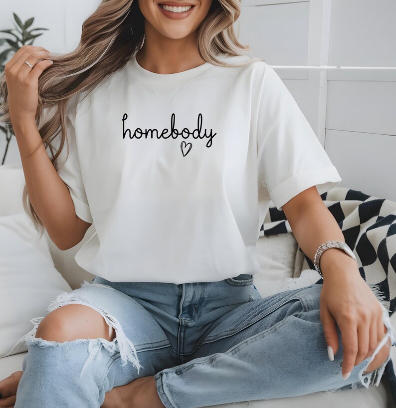 Camiseta Homebody: Camisa cómoda de corte relajado (Unisex, tallas para mujer, varios colores) imagen 2