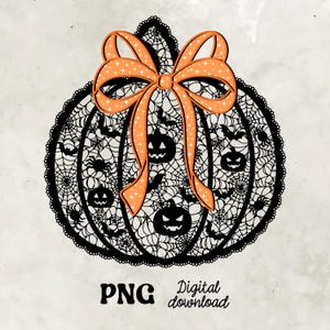 Może przedstawiać: Czarno-pomarańczowy cyfrowy plik do pobrania na Halloween. Projekt przedstawia kształt dyni z koronkowym wzorem pajęczyn, pająk&oacute;w, nietoperzy i twarzy jack-o'-lantern. Pomarańczowa kokarda z białymi gwiazdkami znajduje się na dyni. Tekst "PNG Digital download" znajduje się na dole.