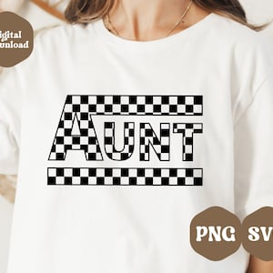 Peut inclure: T-shirt blanc avec le mot "AUNT" en grandes lettres noires. Les lettres sont partiellement remplies d'un motif &agrave; carreaux noir et blanc. Le t-shirt porte &eacute;galement les textes "Digital Download" et "PNG SVG" en marron.