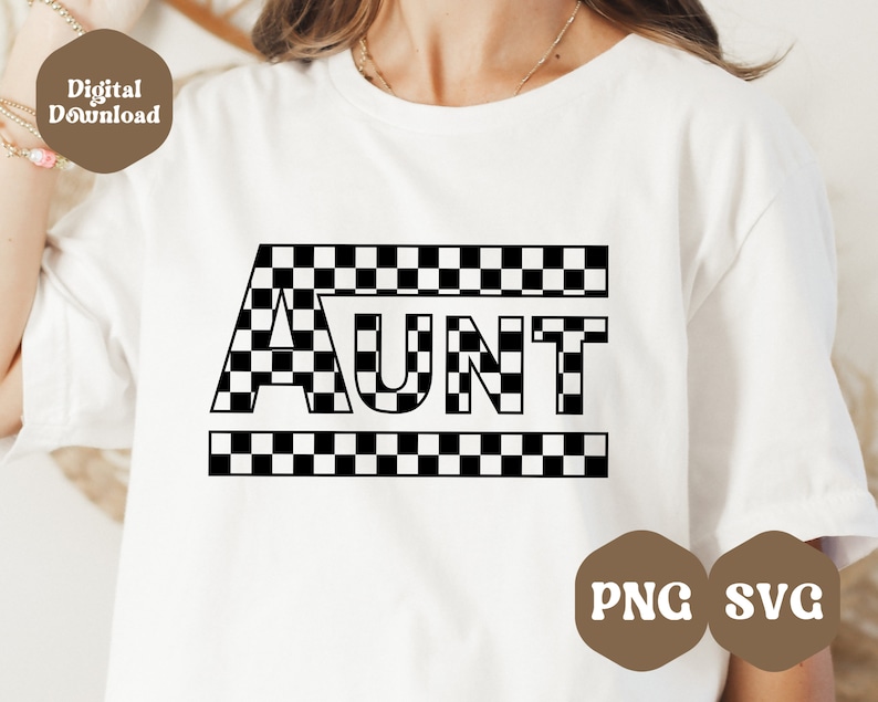 Peut inclure: T-shirt blanc avec le mot "AUNT" en grandes lettres noires. Les lettres sont partiellement remplies d'un motif &agrave; carreaux noir et blanc. Le t-shirt porte &eacute;galement les textes "Digital Download" et "PNG SVG" en marron.