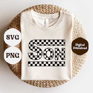 Peut inclure: T-shirt cr&egrave;me avec le mot "SON" dans un motif &agrave; carreaux audacieux. Le t-shirt pr&eacute;sente &eacute;galement les textes "SVG" et "PNG" dans un design circulaire, et "Digital Download" dans un cercle marron.