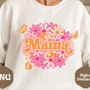 Puede incluir: Sudadera blanca con un dise&ntilde;o floral rosa y naranja y la palabra "Mama" en una fuente retro.