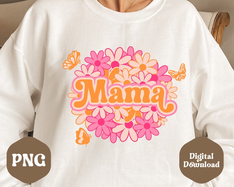 Puede incluir: Sudadera blanca con un dise&ntilde;o floral rosa y naranja y la palabra "Mama" en una fuente retro.