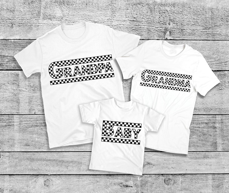 Peut inclure: Trois t-shirts blancs avec du texte &agrave; carreaux noirs qui se lit "GRANDPA", "GRANDMA" et "BABY". Les chemises sont dispos&eacute;es sur une surface &agrave; grain de bois clair. Les chemises sont &agrave; manches courtes.